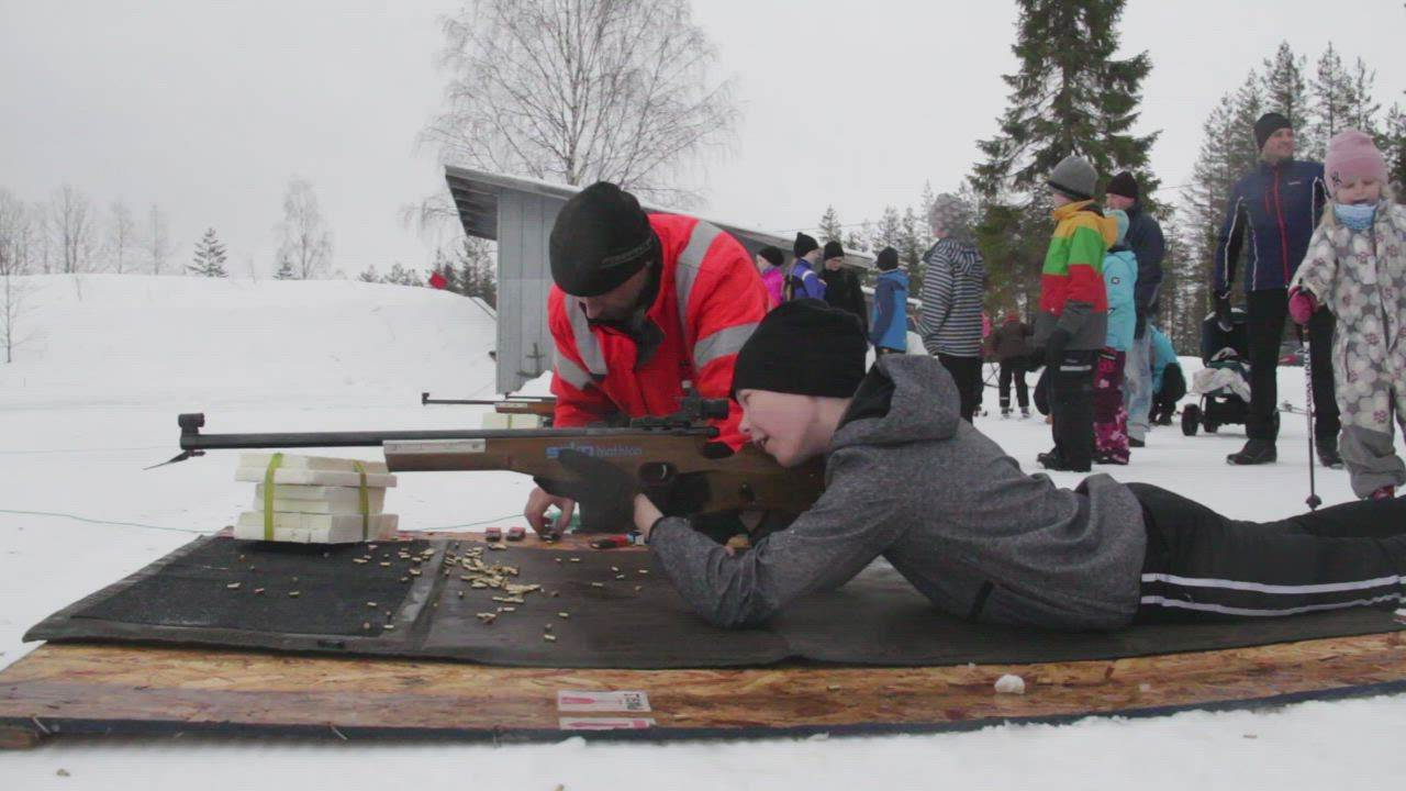 Katso video ja kuvat: Lapset näyttävät ammunnan mallia