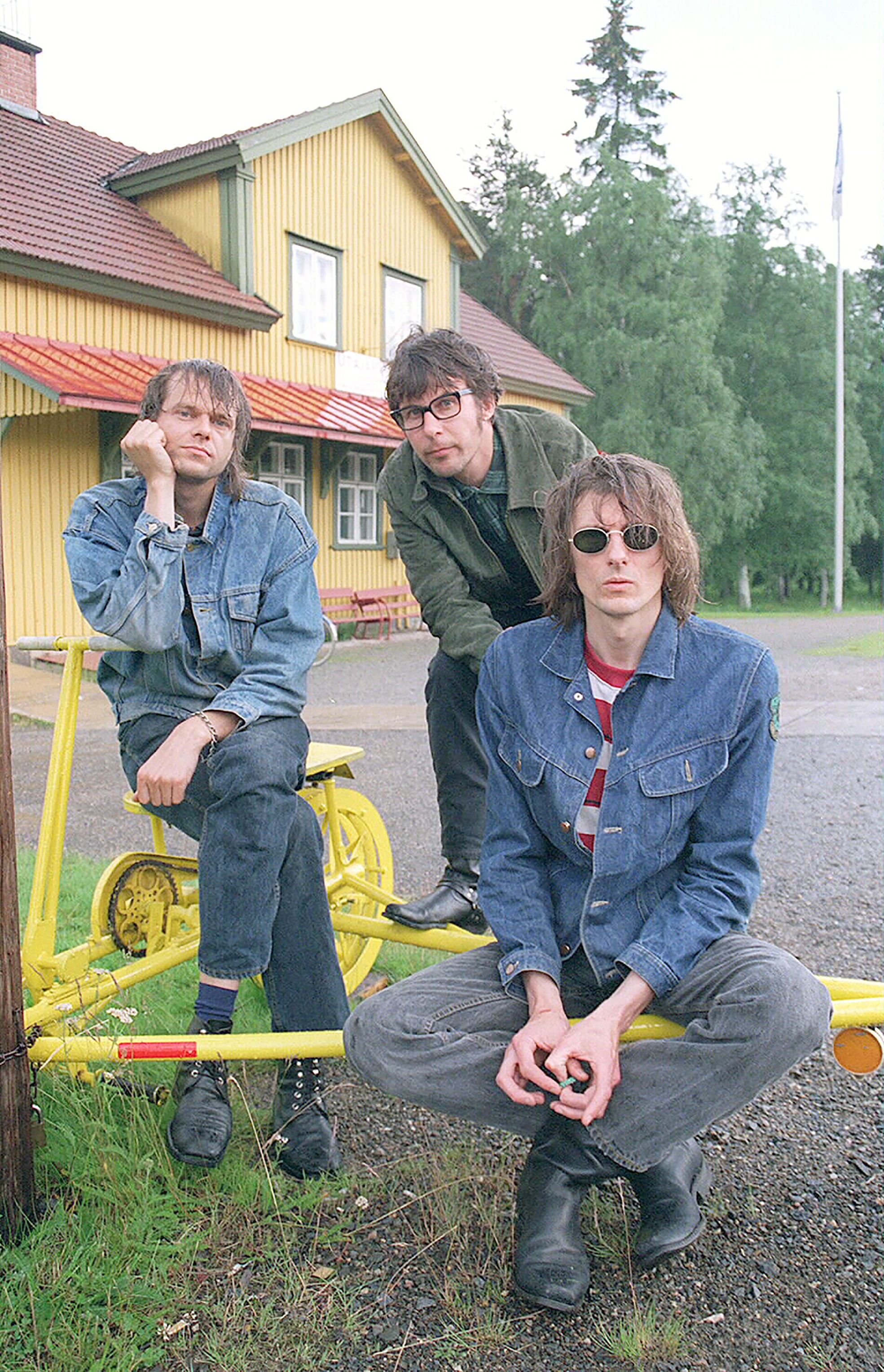22-Pistepirkko kotipitäjänsä Utajärven maisemissa syksyllä 1996. Kuvassa PK Keränen (vas.), Espe Haverinen ja Asko Keränen.