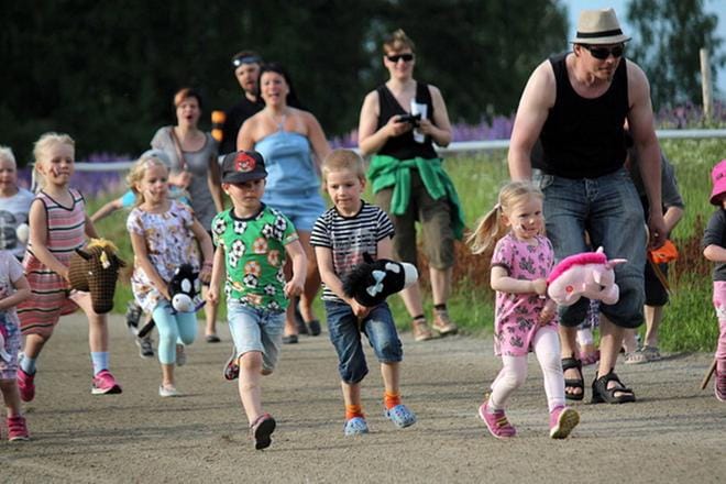 Keppihevostelu on suosittua puuhaa. Kesällä 2015 lapset kirmasivat kilpaa Kauhavan poniravilähtöjen tauolla. KUVA: SEIJA PAANANEN