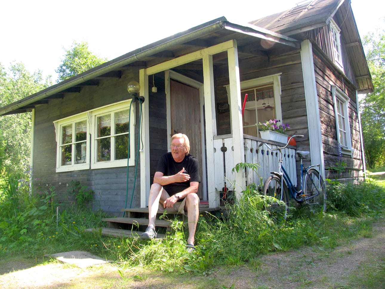 Pidetty näyttelijä on poissa. Leskelässä kesänsä monet vuosikymmenet viettäneelle Risto Salmelle kyläläiset olivat kuin omaa perhettä. Varmasti näin oli myös toisin päin. Arkistokuva.