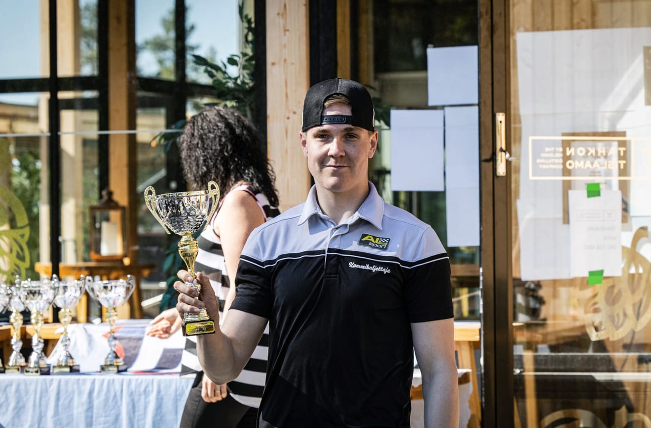 Valtteri Koski panostaa tällä kaudella rallisprintin SM-sarjaan. Autoliiton kummikuljettaja on mitalivauhdissa.