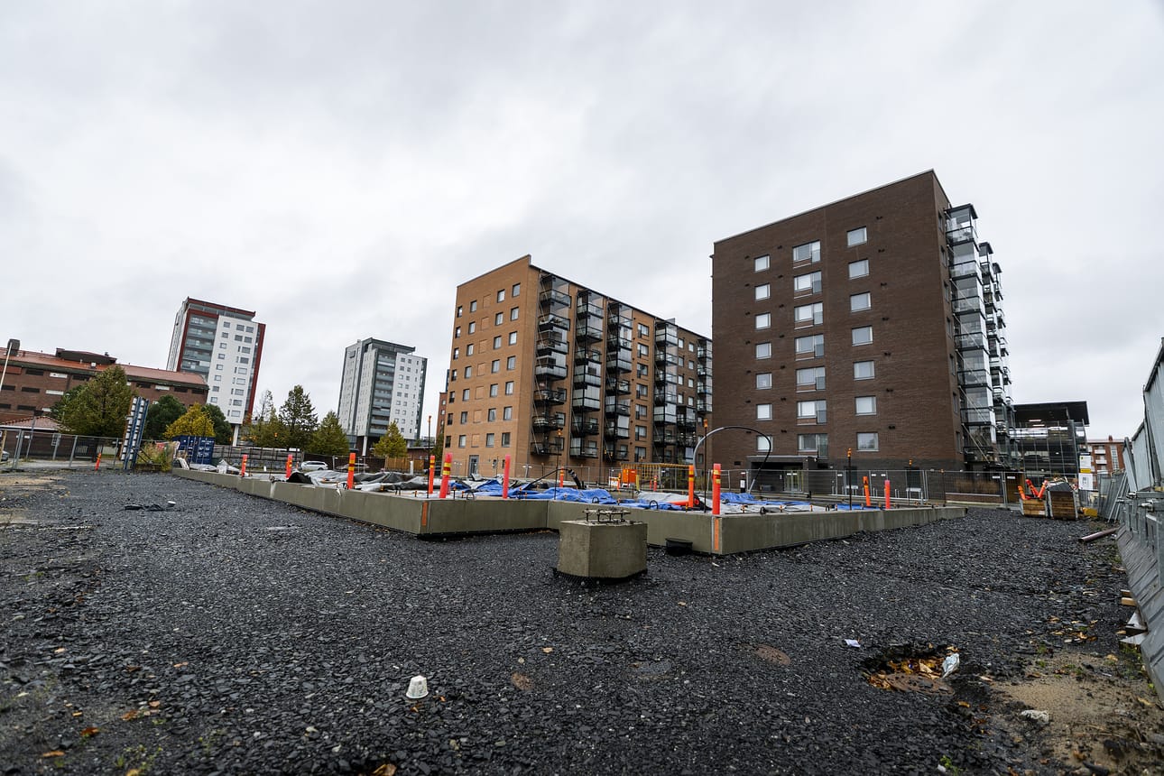 Oulun keskustassa ei ole paljon avoimia rakentamattomia tontteja, mutta rakennusmahdollisuuksia on nostaa talojen korkeutta ja rakentaa kortteleita täydemmiksi. Arkistokadulla on rakentamaton tontti, johon nousee lähiaikoina kerrostalo.