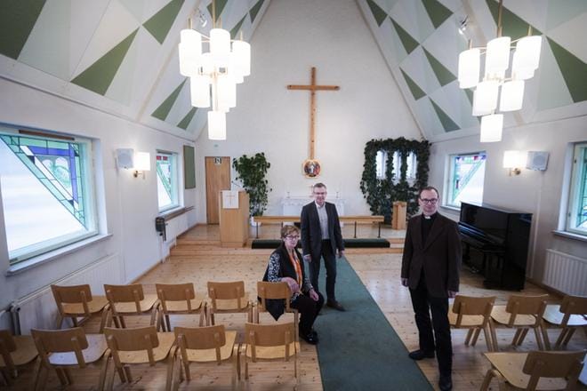 Ulla Salmenheimo-West, Max Kuula ja Anders Lundström kertovat, että kodikas Vetokannaksen kirkko on suosittu paikka muun muassa vihkikirkoksi. KUVAT: JARNO PELLINEN