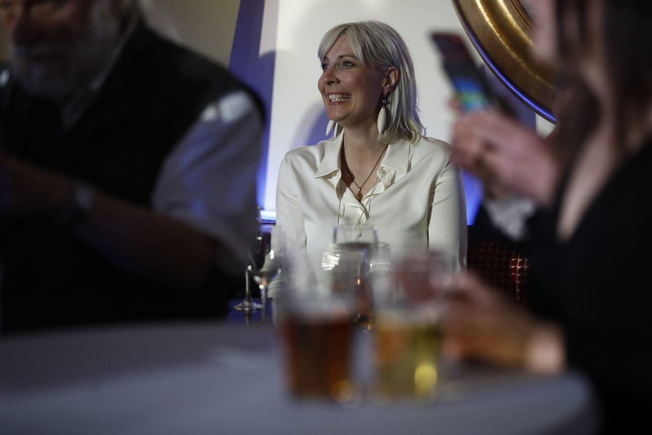 Laura Huhtasaari juhli vaalimenestystä puolueensa vaalivalvojaisissa.