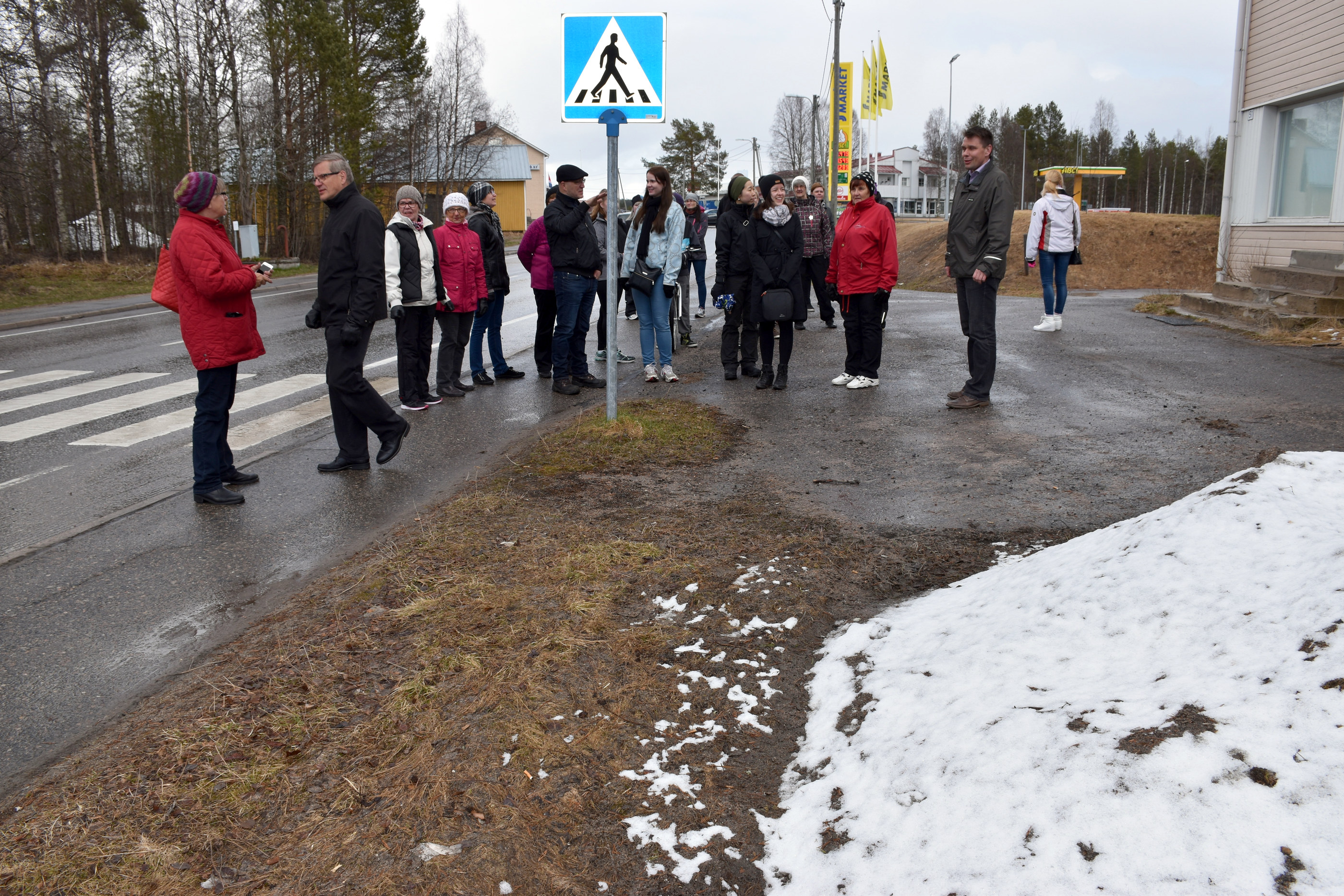 Kyläkävelyyn osallistuneet tutustuivat tilaisuuden aluksi kävelemällä keskustaan.