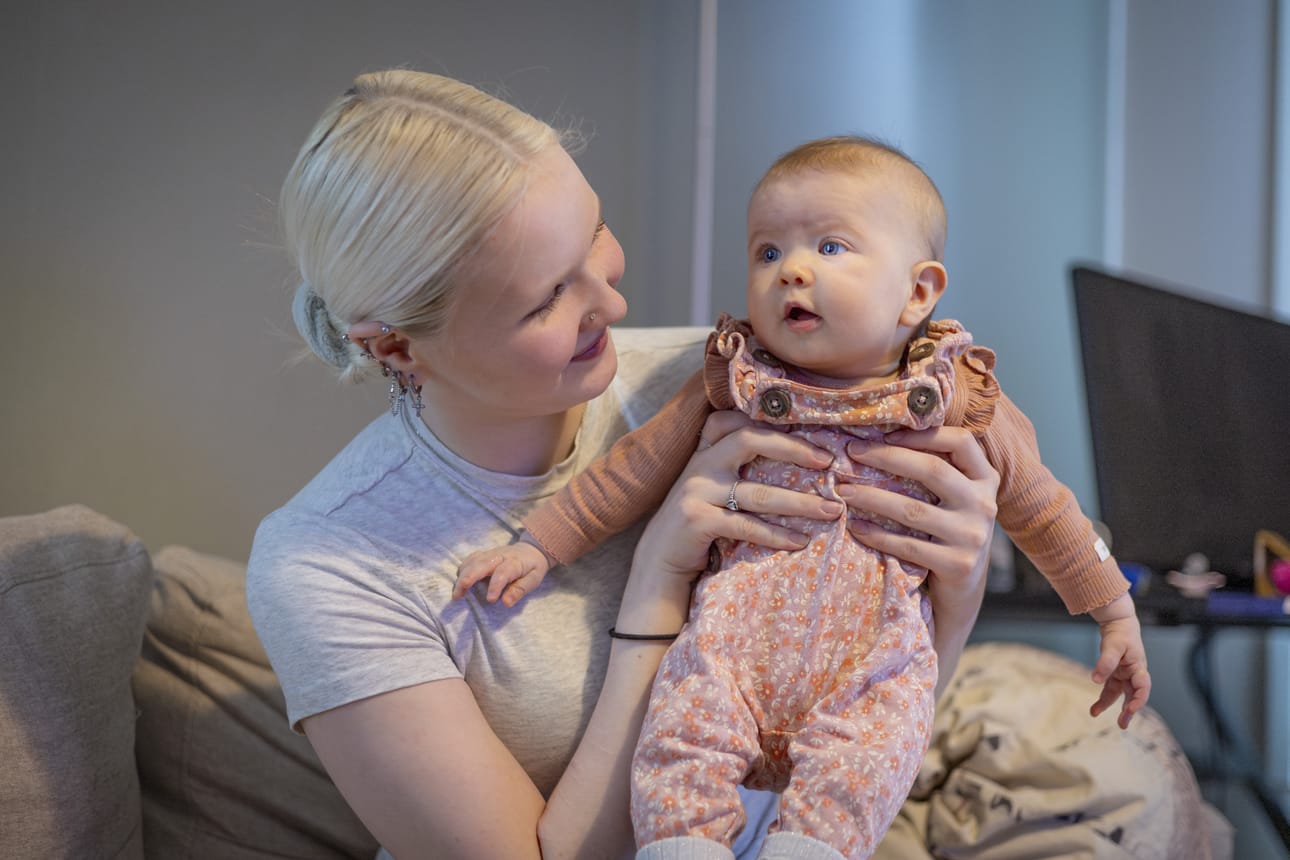 Seinäjokelainen Mirella Kärki tuli raskaaksi, kun hän ja hänen kumppaninsa olivat 16-vuotiaita. Nyt hän haluaa rikkoa teinivanhemmuuden stereotypioita.