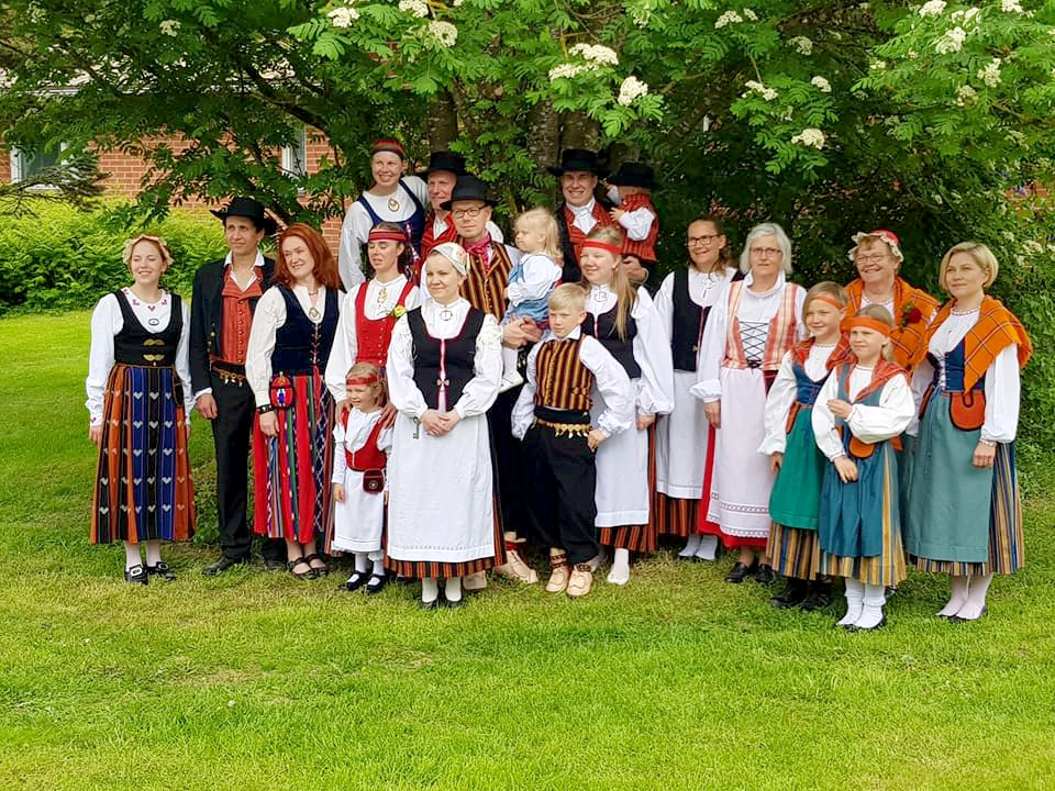 Hääkutsussa esitetty toive perinne- ja kansallispukupukeutumisesta toteutui näin upealla tavalla. Kuva Paakkarien oma albumi