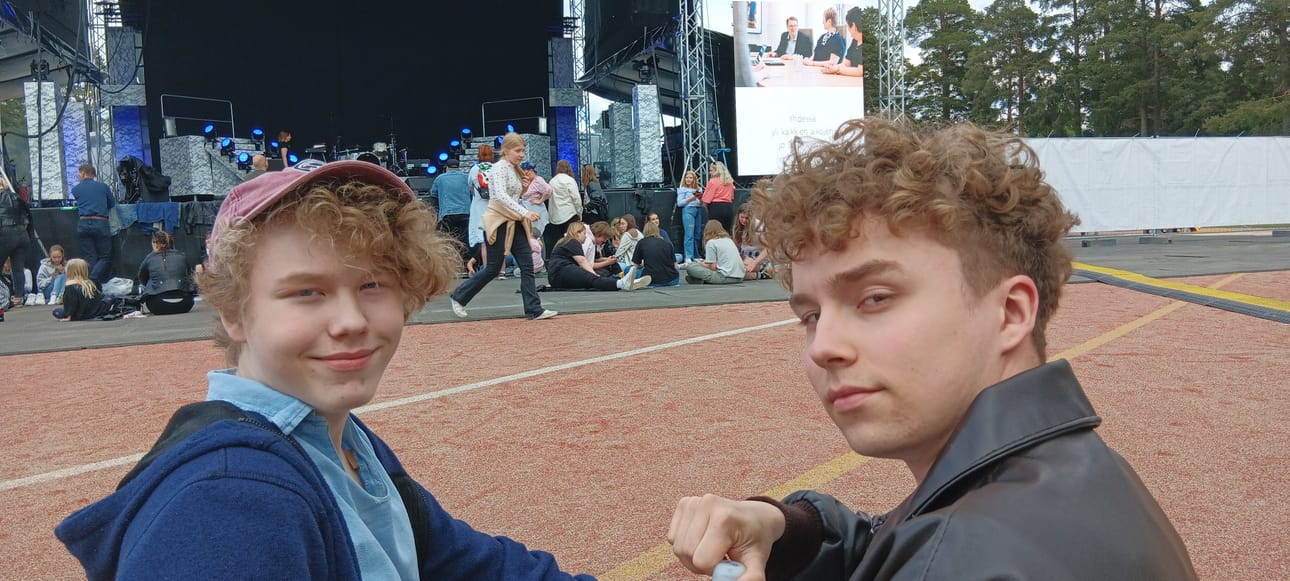 Roope Siiskonen, 16, ja ja Janne Siiskonen, 20, ottivat musadiggareille hyvän paikan miksauskopin edustalta.