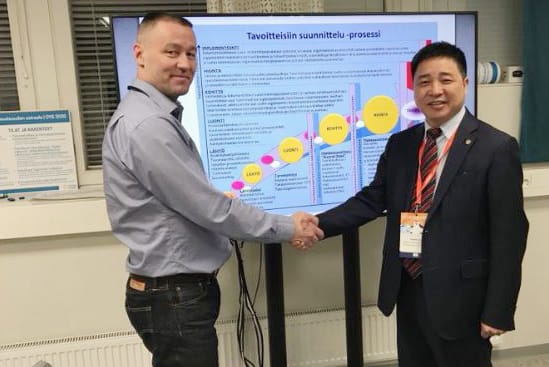 OYS:n sairaalahankkeen ohjelmajohtaja Kari-Pekka Tampio ja kiinalaisen Minipiilaakson hallituksen puheenjohtaja Kevin Liu kättelevät twitter-kuvassa keväällä 2018. Kiinalaisten mainostamaa yhteistyötä ei aloitettu.