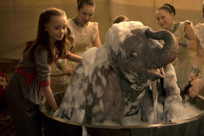 Nico Parker näyttelee entisen sirkustähden tytärtä, joka huolehtii Dumbosta muun muassa kylvettämällä. KUVA: DISNEY ENTERPRISES