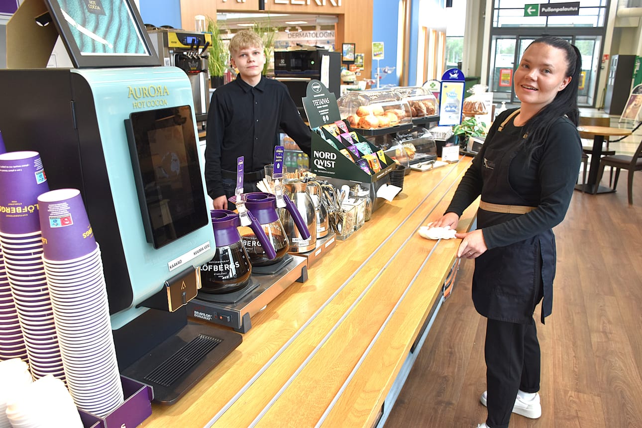 Ravintola Talonpöytä avaa Rolls-pikaruokaravintolan nykyisiin Café Prisman tiloihin. Kuvassa kahvion työntekijä Roosa Oikarainen ja kesätyöntekijä Jere Nikka.
