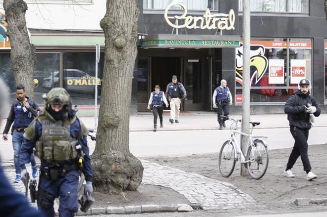 Tiistain operaatiossa oli mukana runsaasti poliiseja. KUVA: SAMPPA TOIVONEN
