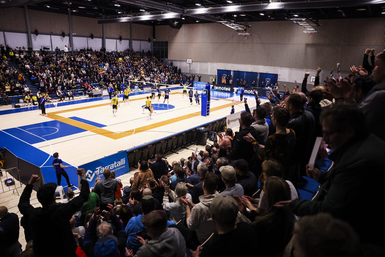 Miesten lentopalloliigan pudotuspeleissä on riittänyt tunnelmaa Ouluhallin lehtereillä.