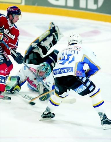 Kim Hirschovits purjehtii Bluesin maalille ja näpäyttää lukemiksi 2-1.