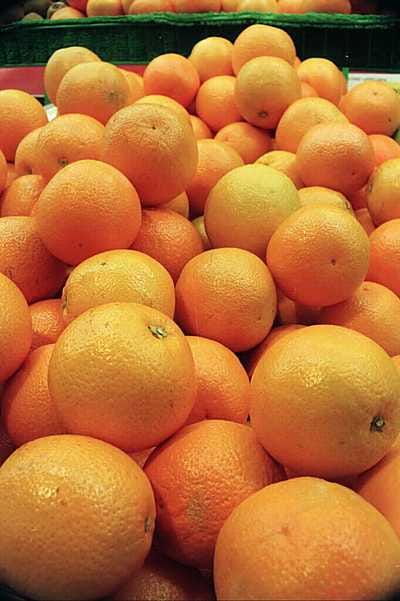 Vielä sata vuotta sitten appelsiini oli meillä harvinaisuus. 1920-1930 -luvulla appelsiineja saatiin ajoittain kevättalvella, mutta vasta toisen maailmansodan jälkeen niitä on ollut tarjolla ympäri vuoden.