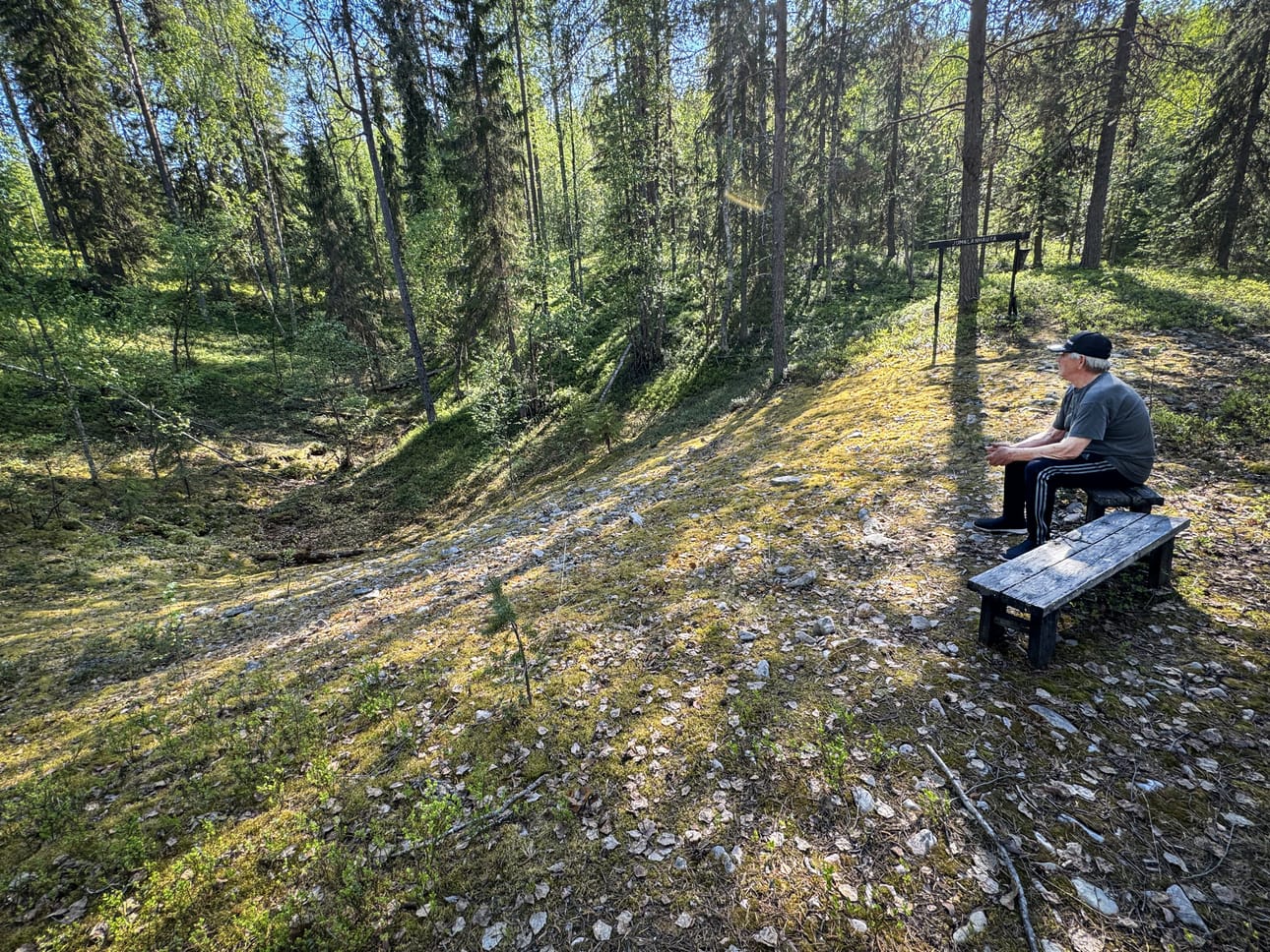 Jumalanhauta on syvä suppa Korpisen kylällä satasormen rinteessä. Jouko Ylilehto on nuoruudessaan talvisin laskenut mäkeä sen rinteillä.
