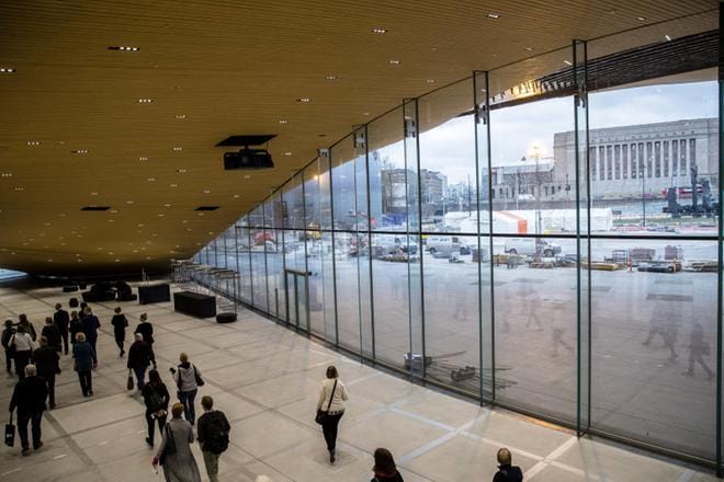 Kirjaston ensimmäinen kerros ikään kuin jatkuu ulos Kansalaistorille, jossa järjestetään tapahtumia ja konsertteja. Eduskuntatalo näkyy ikkunasta. KUVA: Joel Maisalmi