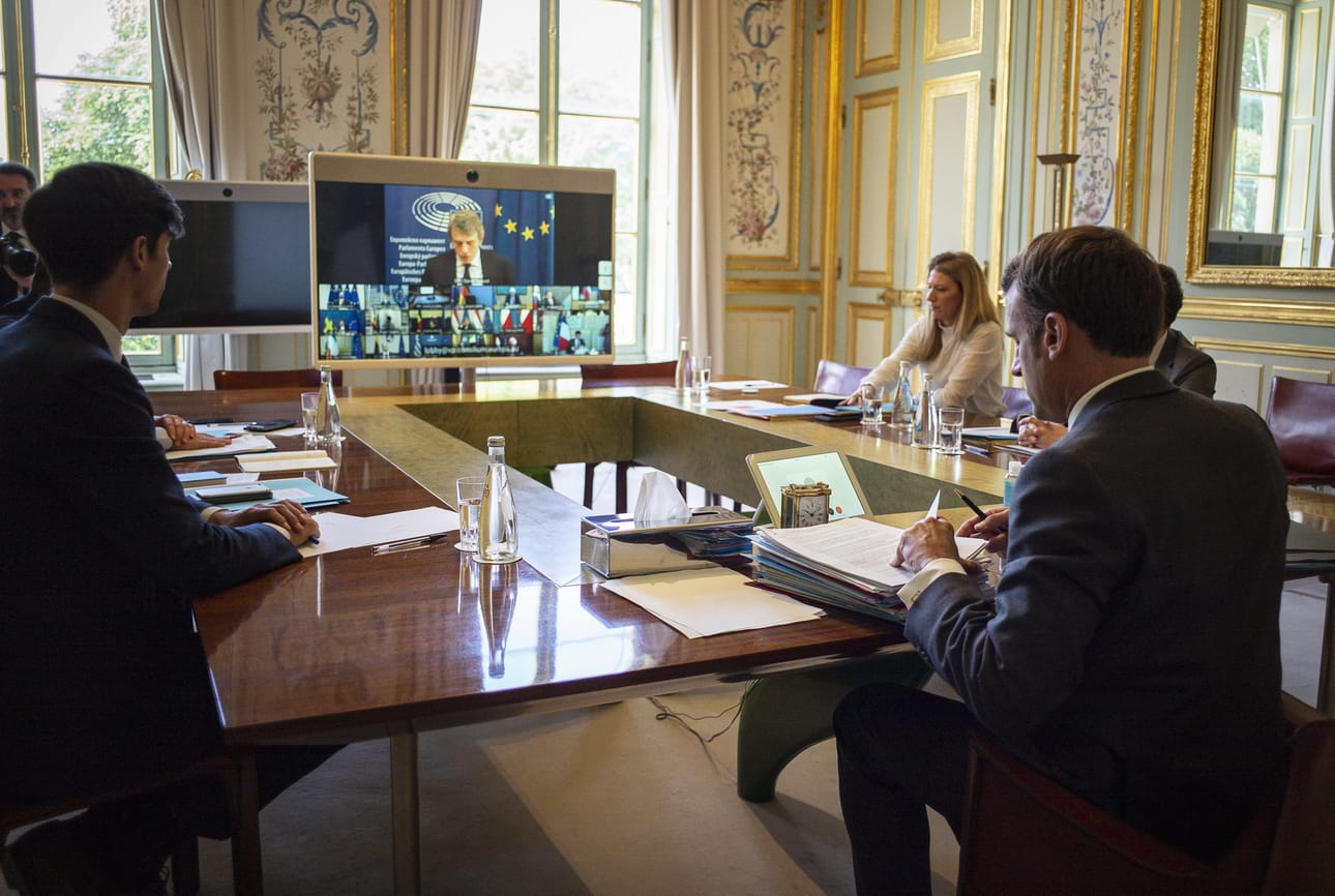 Ranskan presidentti Emmanuel Macron osallistui EU-maiden johtajien videopalaveriin Pariisissa, Ranskassa. Ranska ja Saksa ovat vetäneet elpymispaketin suhteen jonkin verran yhtä. Toukokuussa maat ehdottivat 500 miljardin elpymisrahastoa, joka olisi rahoitettu lainaamalla varoja markkinoilta EU:n nimeen.