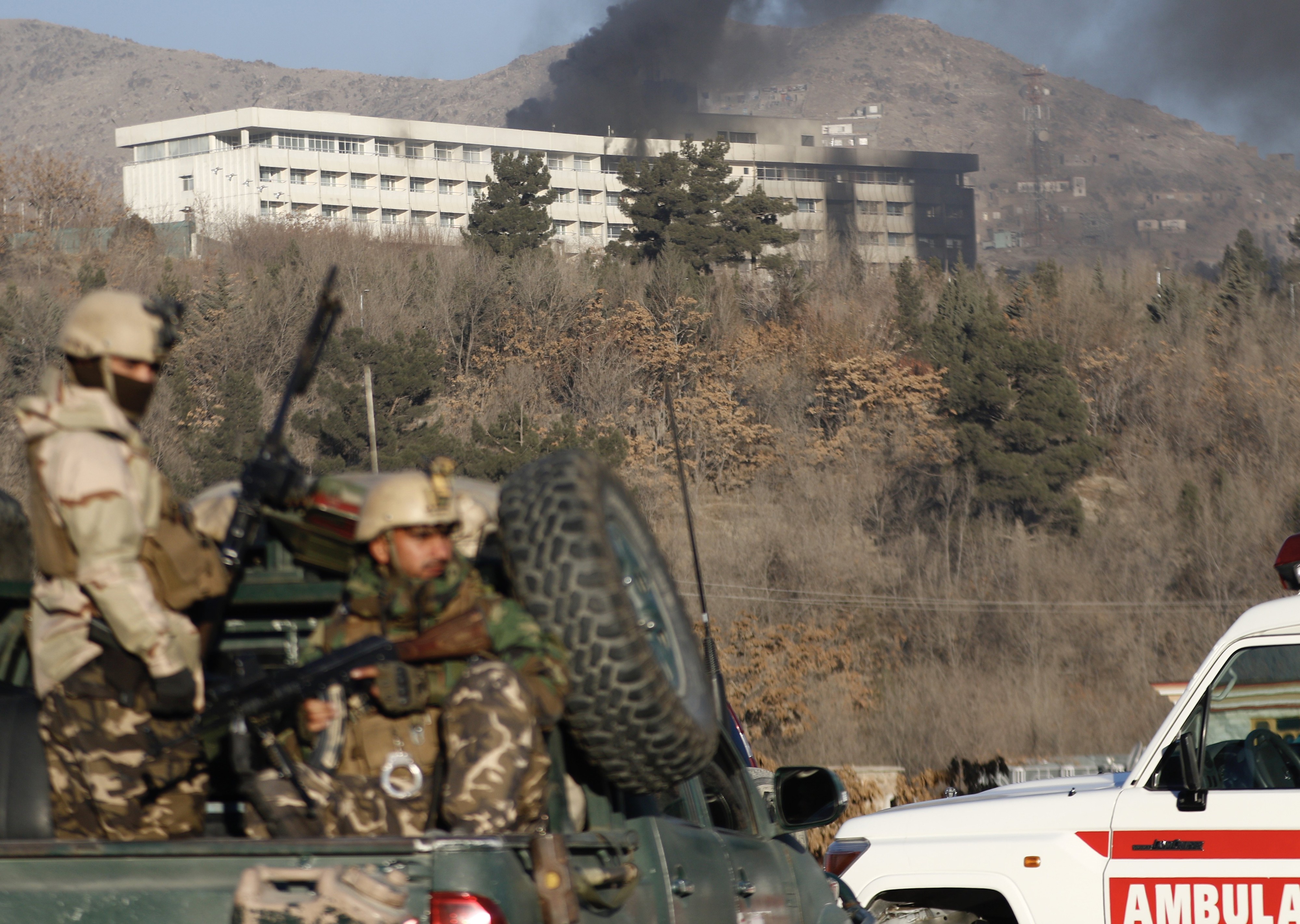Intercontinental-hotelliin hyökättii eilisiltana. Hyökkääjät ampuivat hotellin henkilökuntaa ja asukkaita sekä sytyttivät tulipalon.
