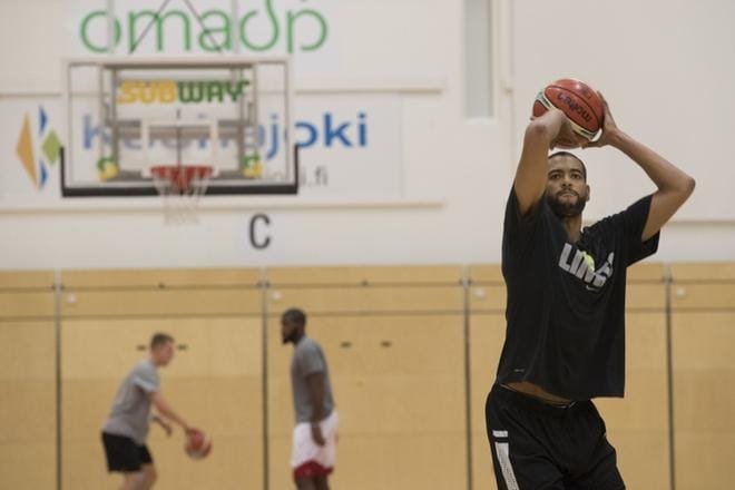 Rene Rougeau aloittaa jälleen perjantaina pudotuspelit Karhu Basketin paidassa. KUVA: MINNA ANTILA