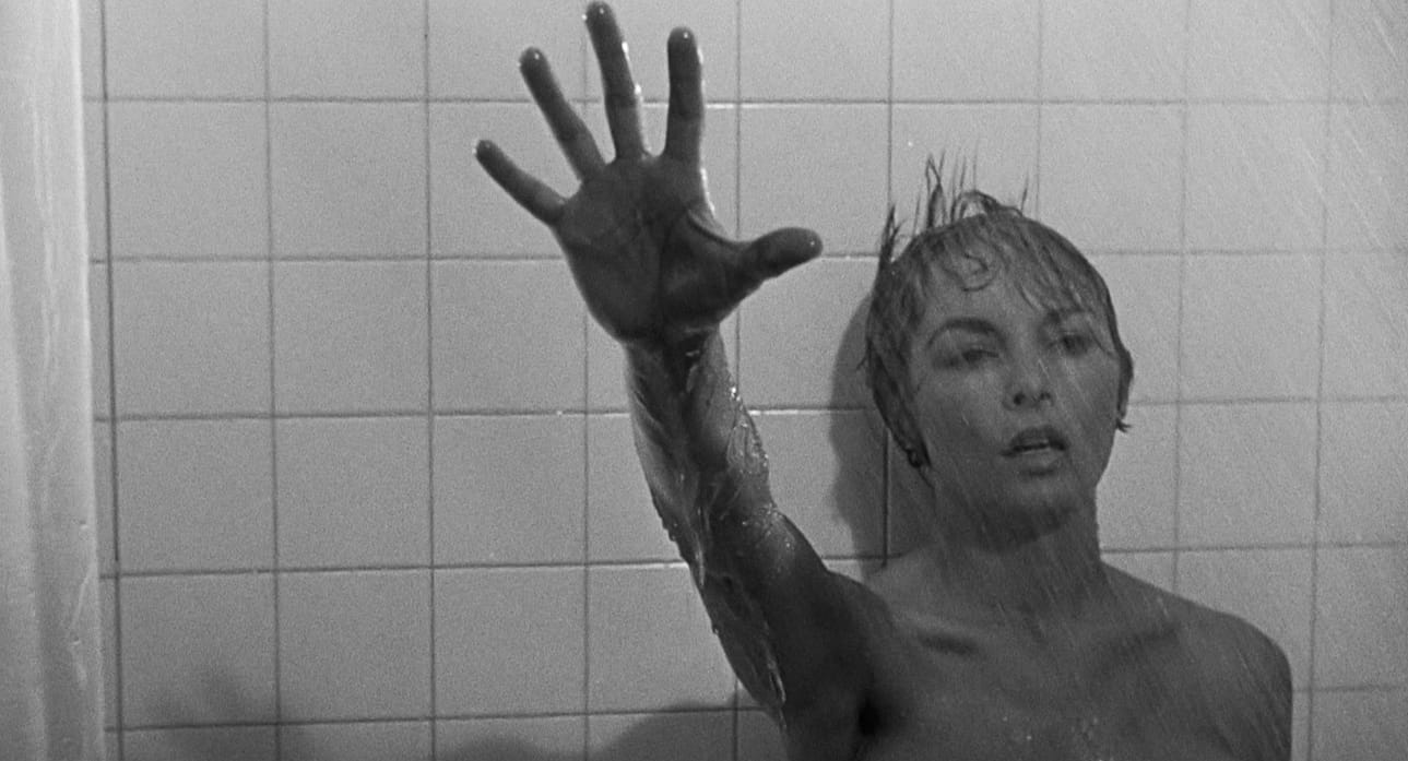 Alfred Hitchcockin ehkä kuuluisin elokuva Psyko on kauhuelokuvan genren mullistanut klassikko työnantajansa rahat varastavasta naisesta, joka majoittuu syrjäiseen motelliin. Marion Cranea näyttelee Janet Leigh.