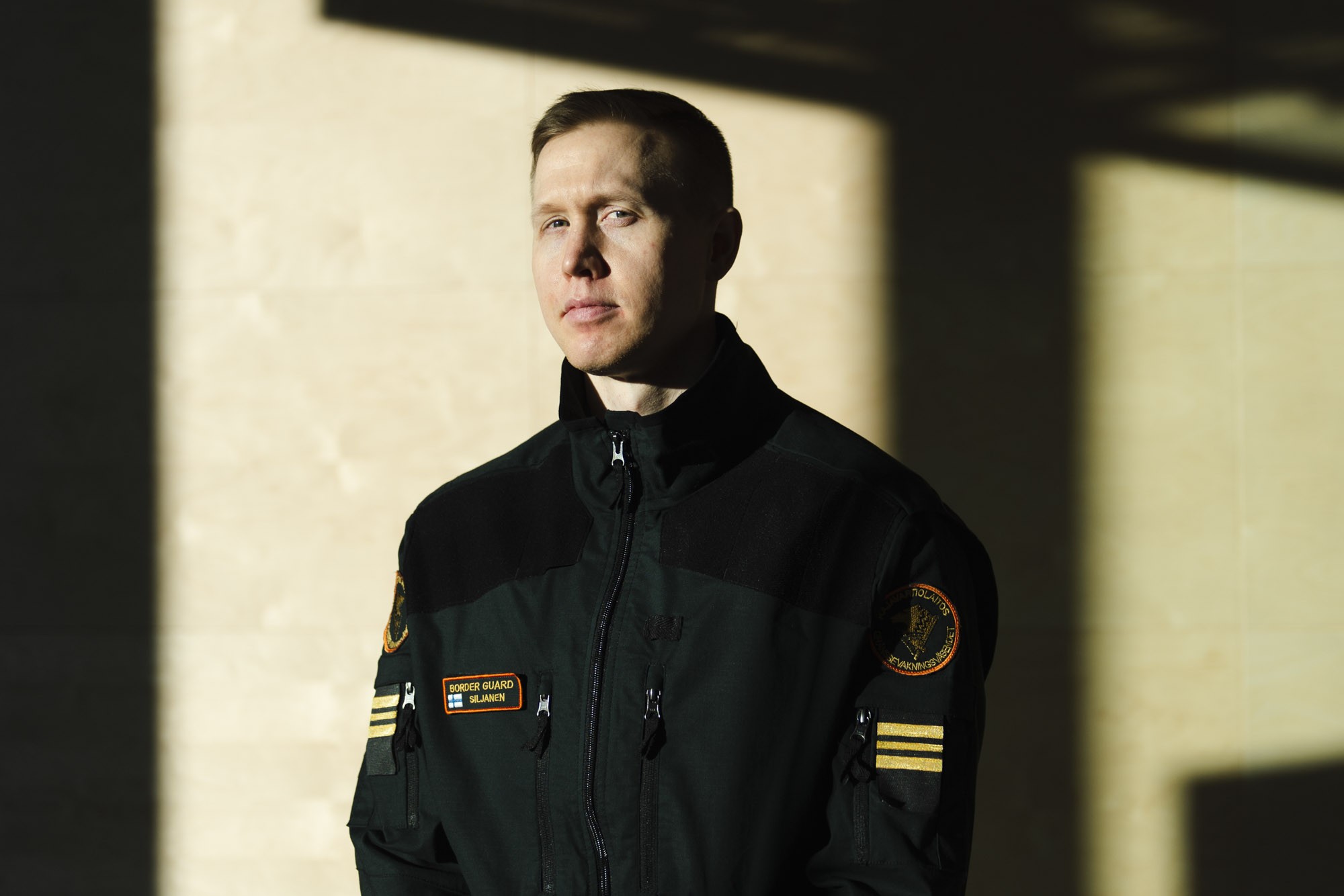 Helsinki-Vantaan lentokentän rajatarkastusosaston varapäällikkö Samuel Siljanen kertoo, että yöllä muutamat lentokentälle saapuneet suomalaiset päättivät lähteä takaisin kotiin. Kerromme kaikille ulkomaille yrittäville suomalaisille, ettei mikään taho voi enää taata, että Suomeen tulee paluulentoa, vaikka oikeus palaamiseen säilyy, Siljanen kuvailee.