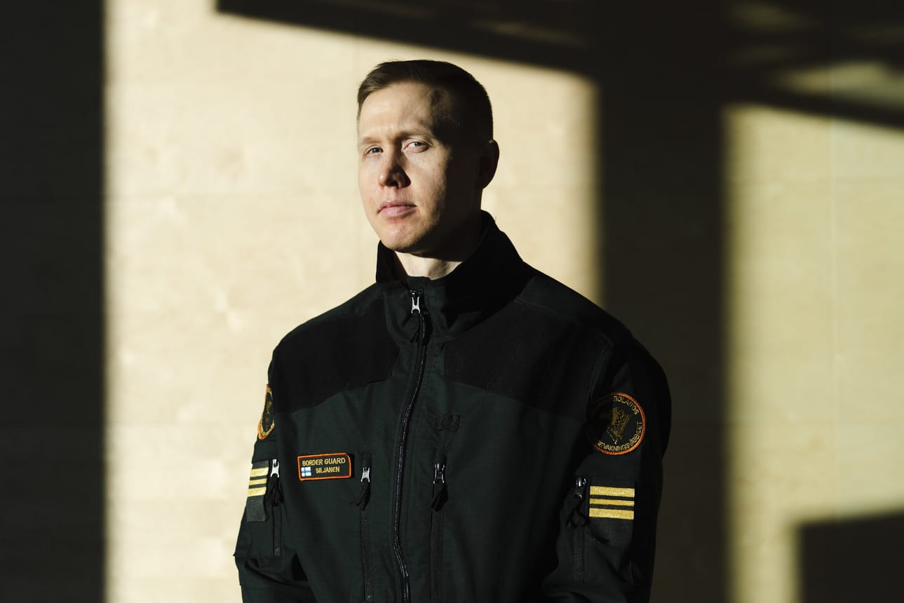 Helsinki-Vantaan lentokentän rajatarkastusosaston varapäällikkö Samuel Siljanen kertoo, että yöllä muutamat lentokentälle saapuneet suomalaiset päättivät lähteä takaisin kotiin. Kerromme kaikille ulkomaille yrittäville suomalaisille, ettei mikään taho voi enää taata, että Suomeen tulee paluulentoa, vaikka oikeus palaamiseen säilyy, Siljanen kuvailee.