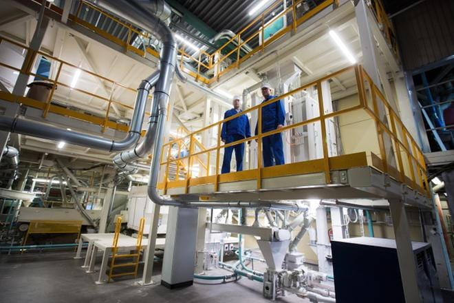 Ylimylläri Hannu Rahkonen ja tehtaanjohtaja Ville Mäki ovat tyytyväisiä laajennukseen.– Gluteenittomille tuotteille on tarvetta, ja siihen on vastattu, Mäki sanoo. Tehtaalla Liisanlehdossa on nyt 32 työntekijää. Tuotantoon saatetaan palkata 1-2 osaajaa lisää. KUVA: JARNO PELLINEN
