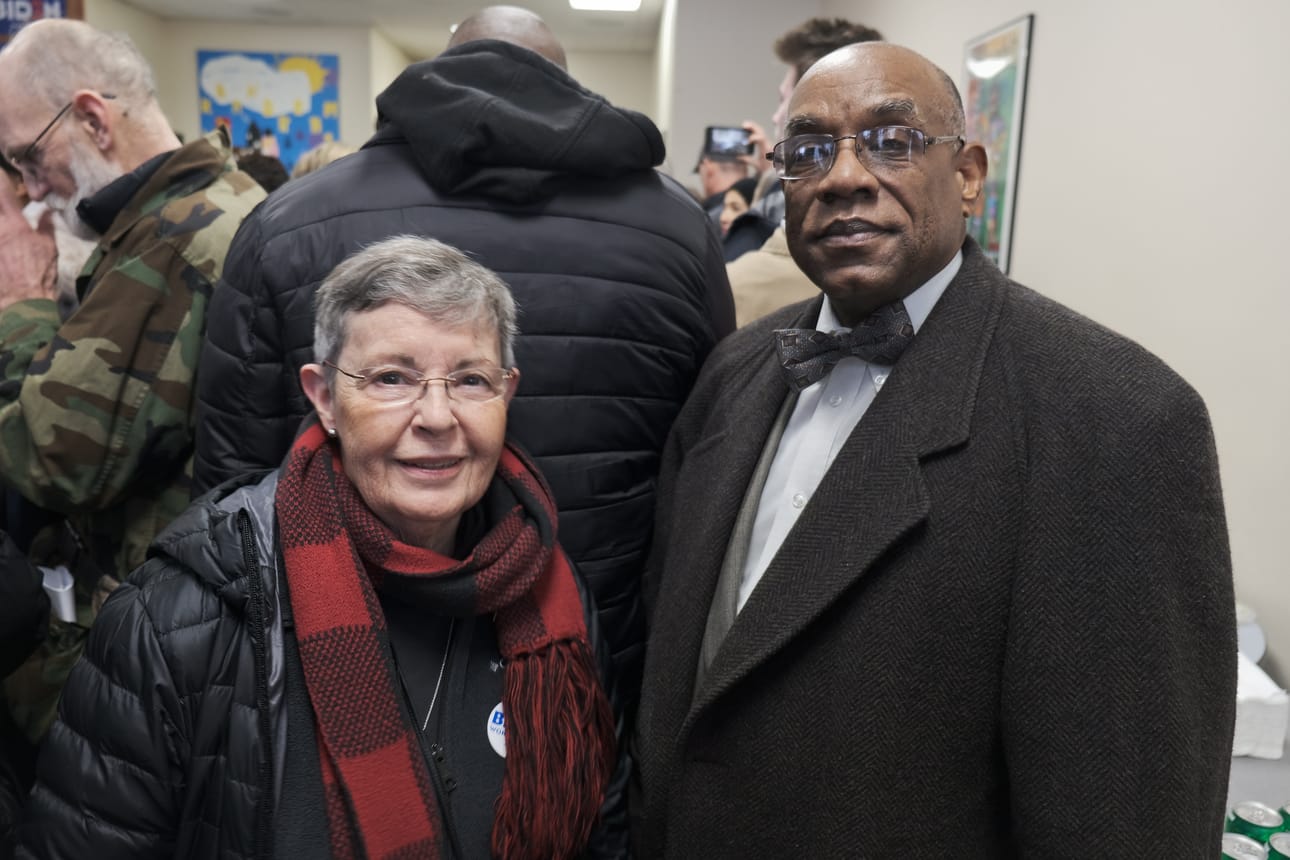 Jan Bannister ja Dudley Mohamed tulivat kuuntelemaan Joe Bidenia Des Moinesissa. Mohamed kiersi mahdollisimman monen demokraattiehdokkaan tilaisuudessa.