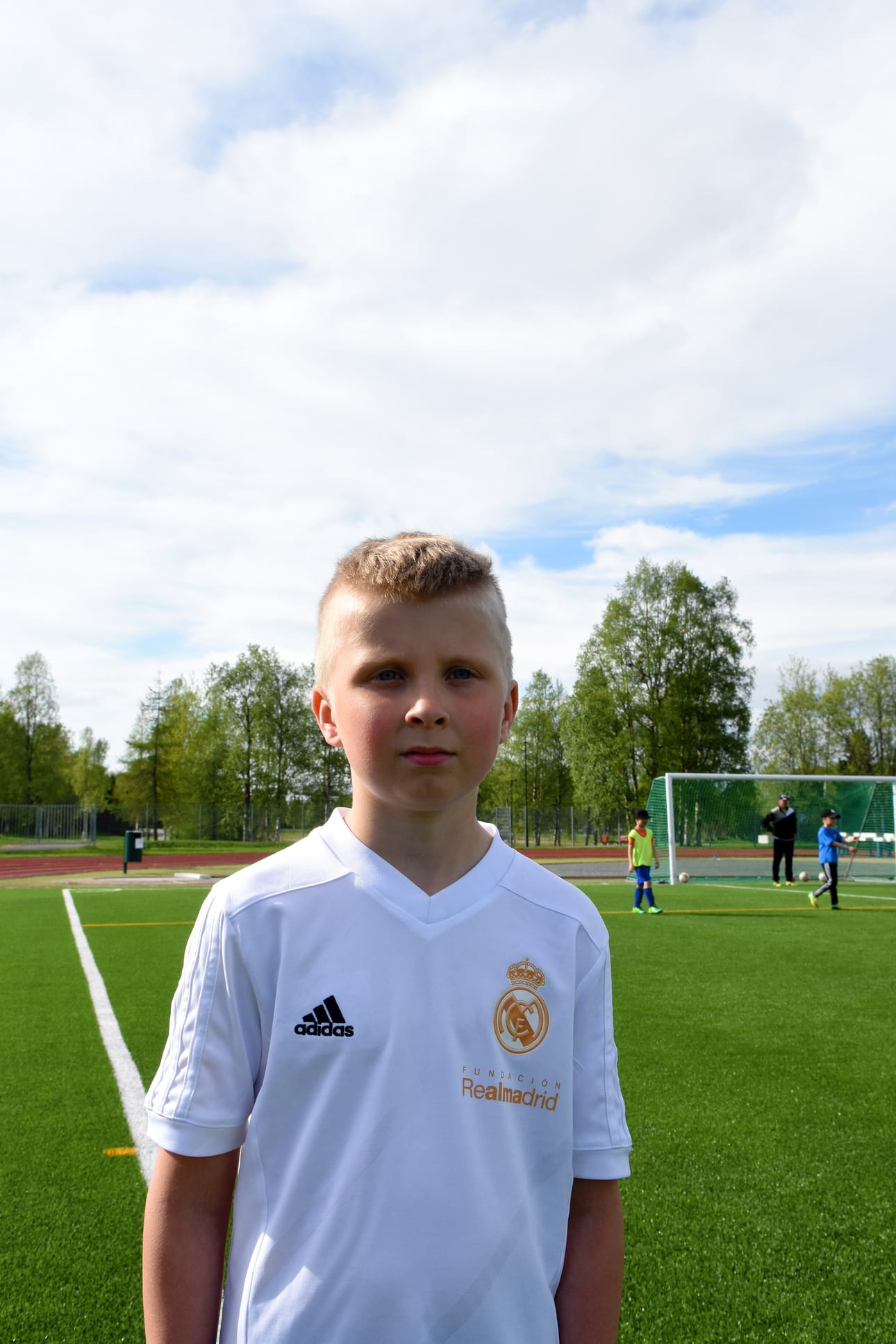 1. Neljä ja puoli vuotta olen pelannut. Neljävuotiaana Hippoliigassa aloitin. 2. Pelaaminen, voittaminen ja häviäminen. 3. Suosikkijoukkueita ovat Real Madrid ja Barcelona. Olin vasta Real Madridin leirillä. ( Madridin akatemian leiri oli Rovaniemellä viime viikolla). Suosikkipelaajia ovat Ronaldo ja Messi. Ville Koski, 9 v.