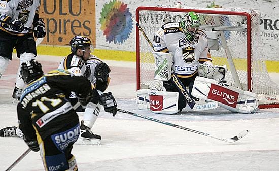 Kun Kärpät laukoo maalin, jäähallissa kajahtaa Taskumatit-yhtyeen biisi Imurimies.