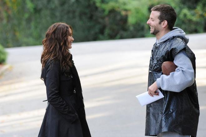 Nuori leski Tiffany (Jennifer Lawrence) tutustuu komeaan Patiin (Bradley Cooper) romanttisessa draamakomediassa. KUVA: Nelonen