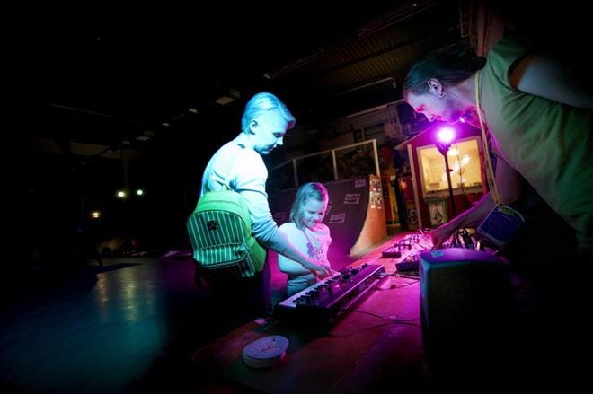 Sanna Myllykoski loi Kerttu-tyttärensä kanssa musiikkia elektronisen musiikin työpajalla Jarkko Salon opastuksella.KUVAT: JAAKKO ELENIUS