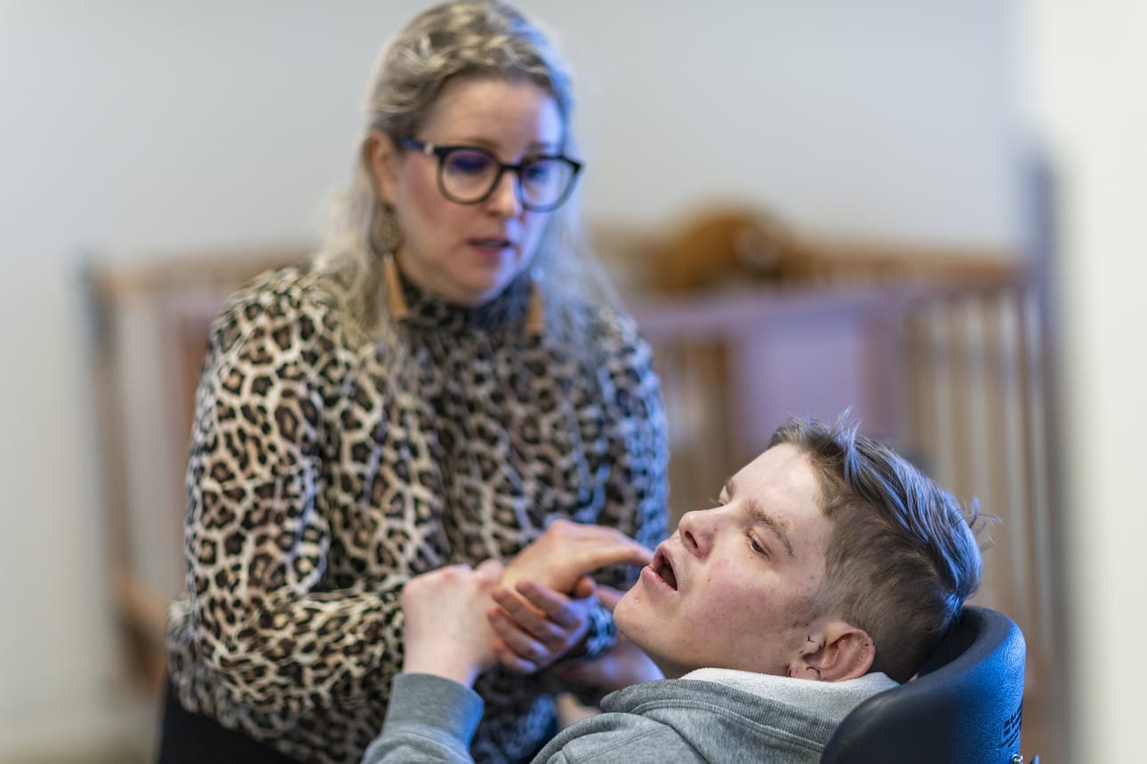 Kehitysvammaisten asema rikosasioissa nousi esiin, kun oululainen Matias Heikkilä pahoinpideltiin ryhmäkodissa. Kuvassa myös Matiaksen äiti Kaisa Heikkilä.