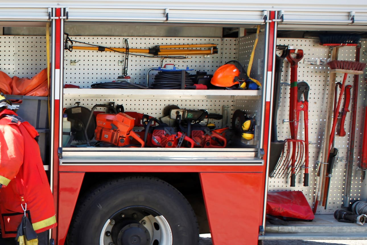 Palokunta irrotti yhden henkilön autosta. Arkistokuva.