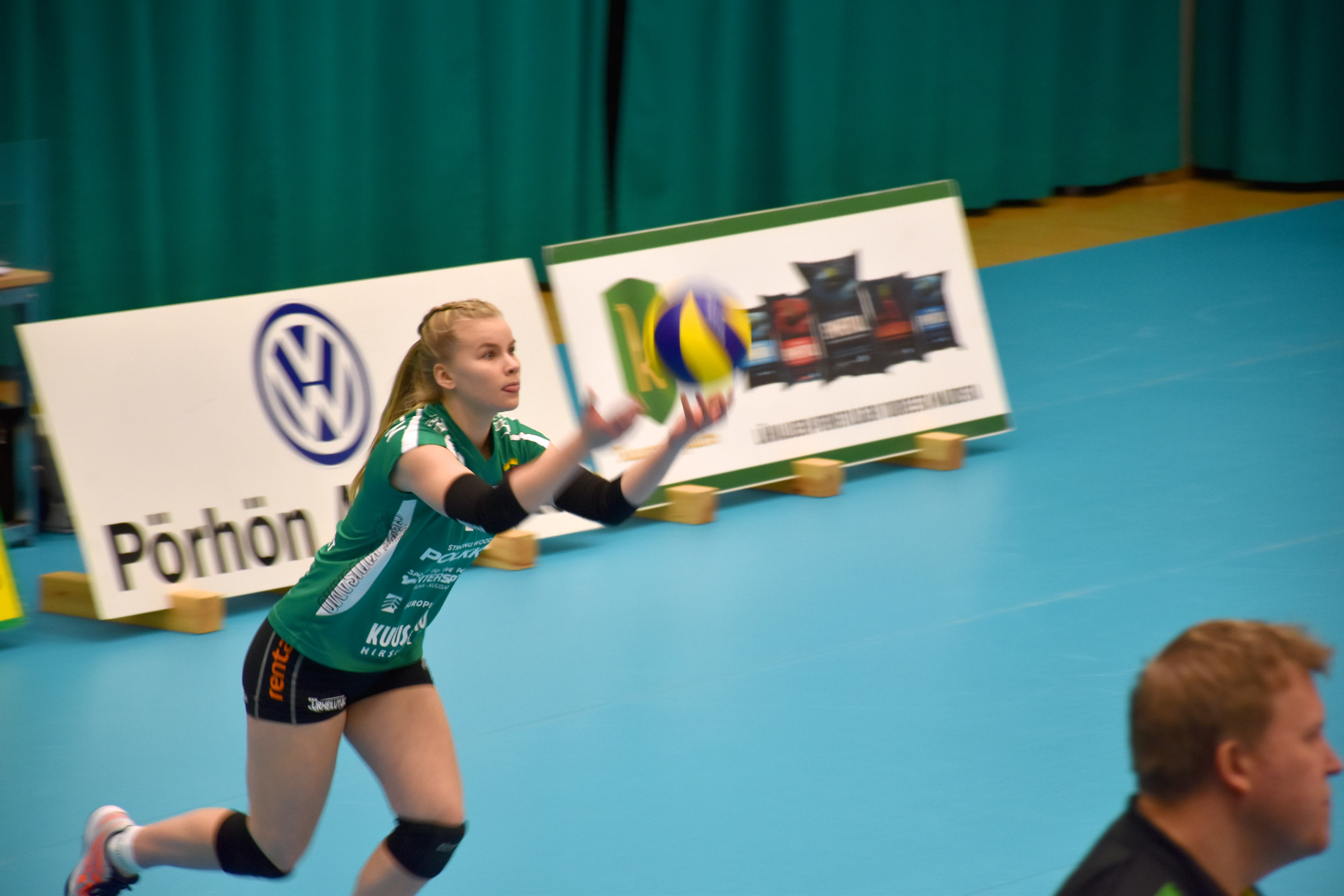 Kuusamolainen Petra Tauriainen pääsi ensimmäistä kertaa kentälle lentopallon Mestaruusliigan ottelussa.