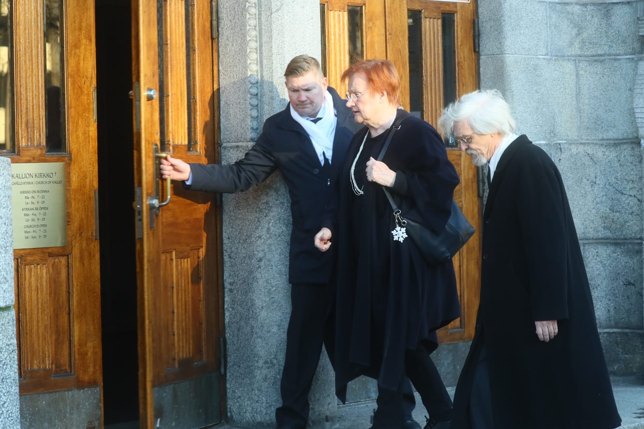 Tarja Halonen ja Pentti Arajärvi saapuivat Kallion kirkkoon Matti Ahteen siunaustilaisuuteen.