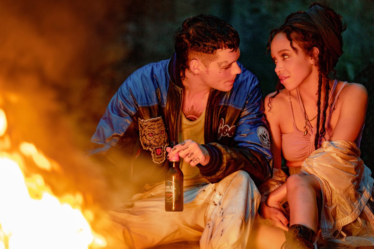 Eric (Bill Skarsgård) ja Shelly (FKA twigs) pysyvät elävien kirjoissa tällä kertaa tylsän pitkään. Rupert Sandersin The Crow -remakessa on sekavat ainekset.