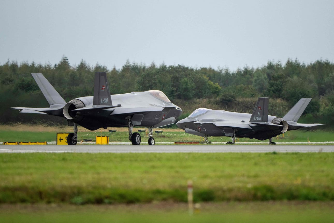Kaksi F-35-hävittäjää kuvattuna Tanskan Skrydstrupin lentotukikohdassa.