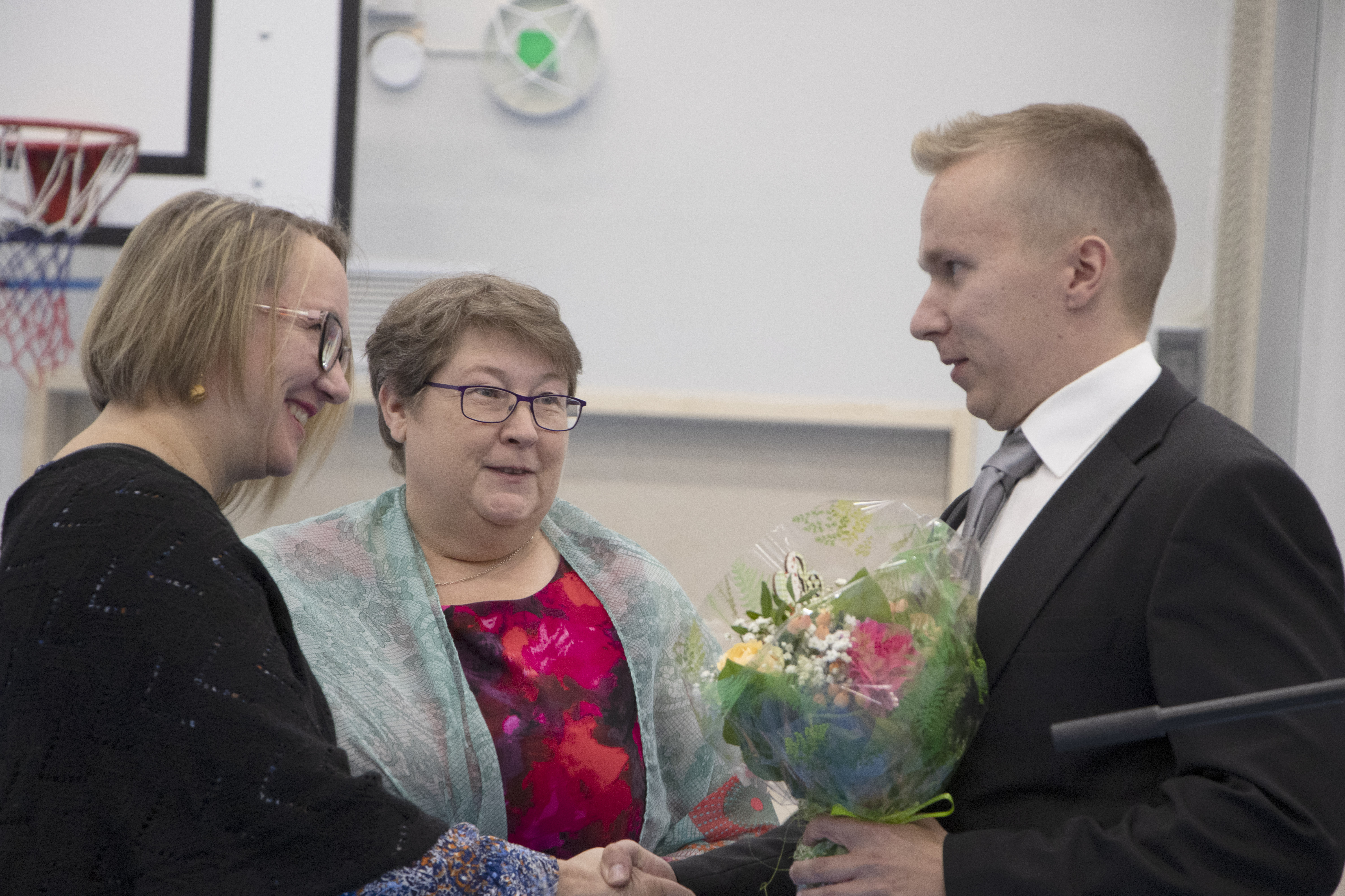 Kirjastotoimen edustajina Teija Uusitalo ja Merja Kesti onnittelivat jo kolmannen Pyhäntä kirjan kirjoittanutta Matti Leiviskää kirjanjulkaisuhetkessä.