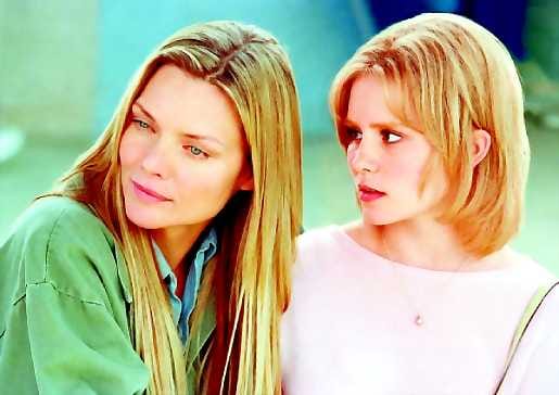 Kahdenlaisia vankiloita. Astrid (Alison Lohman, oik.) pyrkii irtautumaan vangitun äitinsä (Michelle Pfeiffer) vaikutuspiiristä.