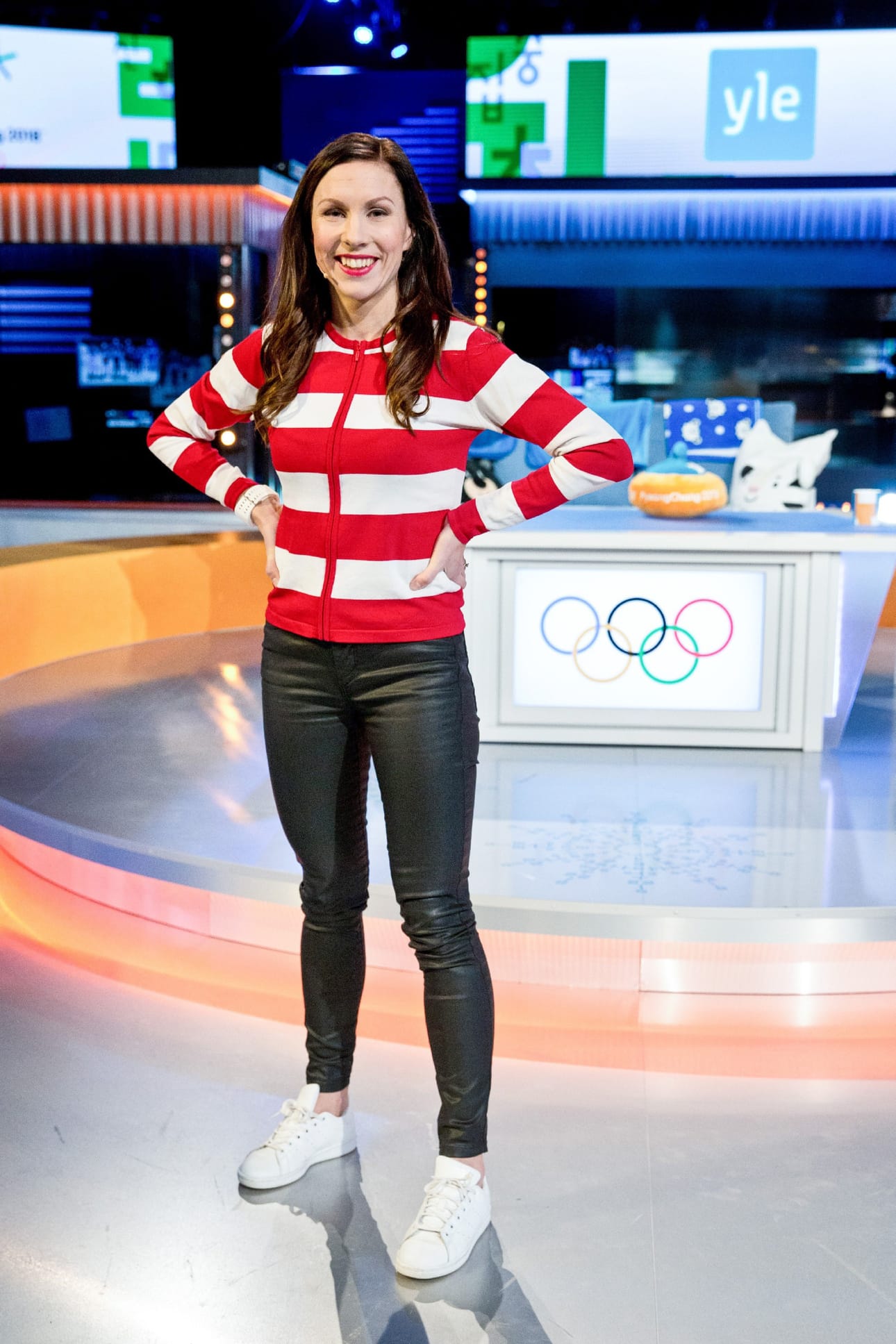 Petra Manner emännöi Ylen olympiastudiota Pasilassa.