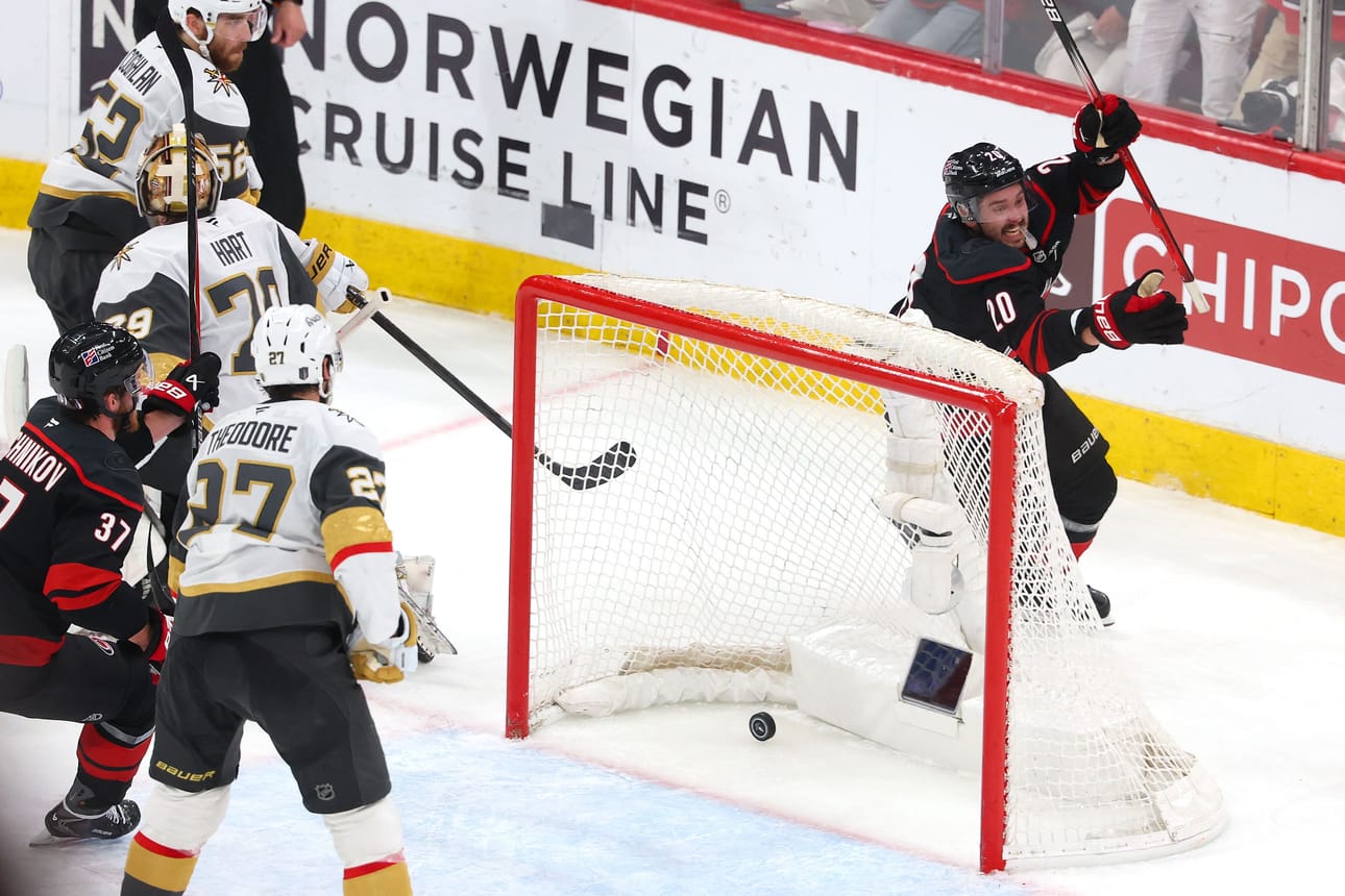 Oululainen Sebastian Aho tuuletti ratkaisuosumaansa Carolina Hurricanesin ja Vegas Golden Knightsin kohtaamisessa Stanley Cupin viidennessä loppuottelussa.