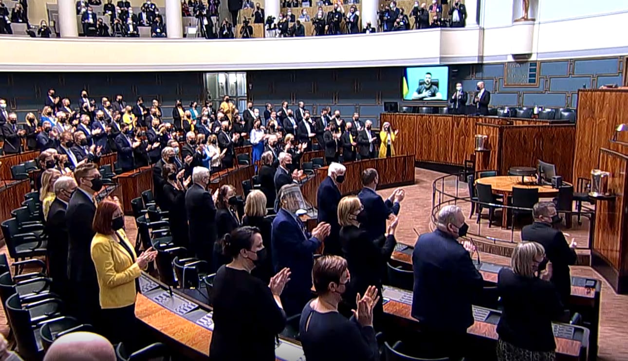 Eduskunta antoi kohteliaat suosionosoitukset Ukrainan presidentille.