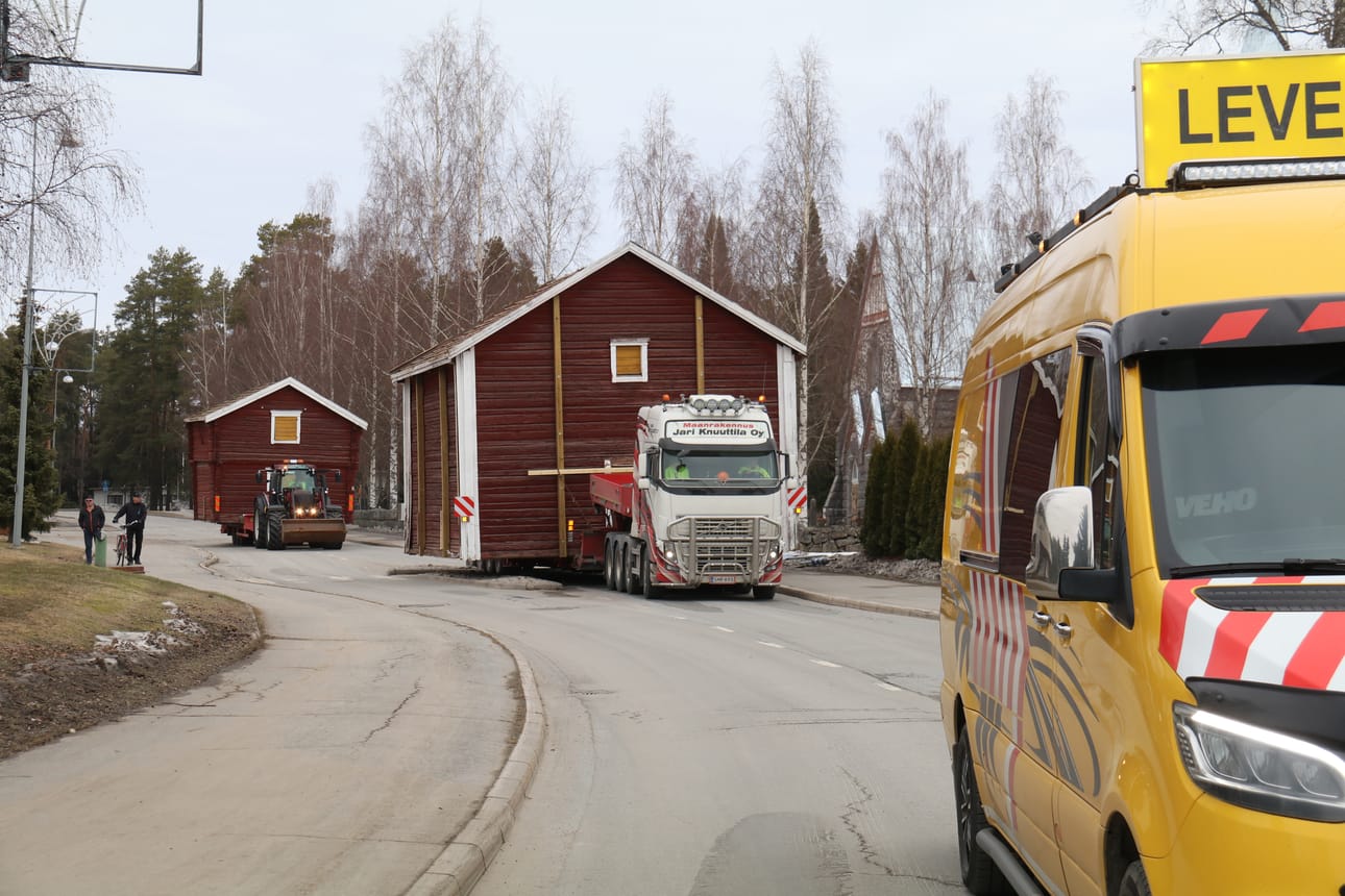 Härmäntien liikenteessä nähtiin maanantaiaamuna poikkeuksellisen leveää tavaraa.