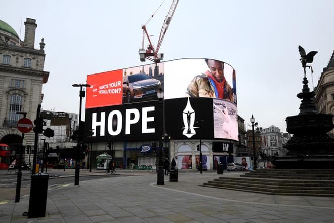 Katastrofaalinen koronatilanne on hiljentänyt myös Piccadilly Circus -alueen Lontoossa. Suomessa pelätään Britanniassa levinnyttä virusmuunnosta, minkä vuoksi maasta ei tällä hetkellä ole suoria lentoja Suomeen. KUVA: EPA