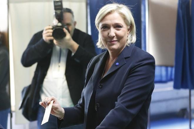 Äärioikeiston ehdokas Marine Le Pen äänesti sunnuntaina Hénin-Beaumontissa Lillen lähellä Pohjois-Ranskassa. Presidentti ratkeaa kahden viikon kuluttua. Kuva: Ian Langsdon / EPA