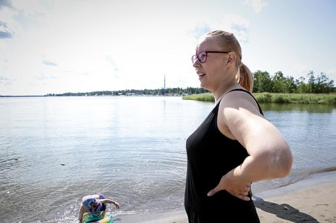 Kirsi Myllyneva oli saapunut torstaina Mansikkasaaren rannalle poikansa Reinon kanssa. Jätevesivuodosta hän oli erittäin järkyttynyt ja huolissaan. KUVA: PAULA KASKIMAA