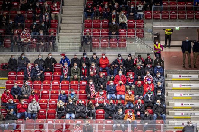 Vaasan jäähalliin voidaan rajoitusten aikana ottaa maksimissaan noin 2 600 katsojaa. Kuva Sportin ja Kärppien välisestä ottelusta 13. marraskuuta. ARKISTOKUVA: PAULA KASKIMAA