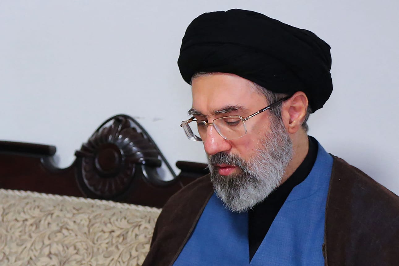 Iranin uusi korkein johtaja on Mojtaba Khamenei, surmatun ajatollah Ali Khamenein poika.